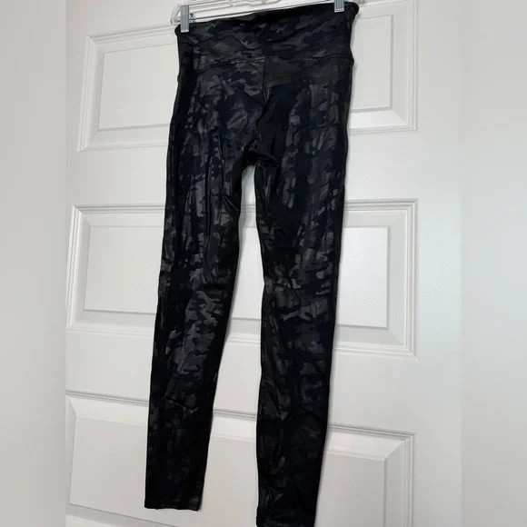 SPANX black camo leggings - Picture 2 of 7